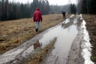 Nii nagu siin, aitasime ka mujal kevadele kaasa - v�iksed kraavid juhatasid vee tee pealt sinna, kuhu vaja: kraavi.