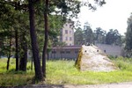 Ämari lennukiobelisk. Poes, muide, teenindati korralikus eesti keeles, respekt.