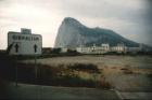 Enne Gibraltarile jõudmist tuleb ületada valgusfooriga lennuväli.