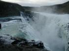 Üle 100 km Reykjavikist, mägedes, tohutu veemass langeb laavalõhesse.