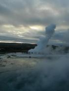 kuum vesi purskab ca 100 km reykjavikist maa seest välja iga 10 minuti tagant.