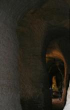 Piusa koopad, endised klaasiliiva kaevanduskäigud on kohati turistidele suletud, kuid suur osa on avatud ja taskulambiga uidates ära eksida ei saa.