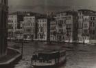 Veneetsia mus-valge pilt on sellepärast pisut antiikse välimusega, et sai ise tehtud kunagi ja kinniti polnud korralik. Pildi päästmiseks tuli ta skännida :)