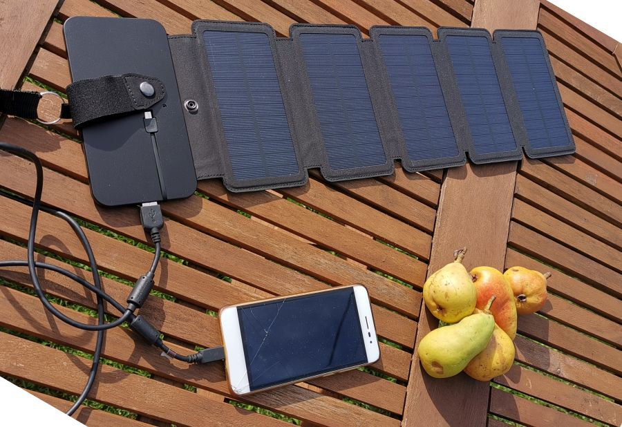 Päikesepaneeliga laadija.