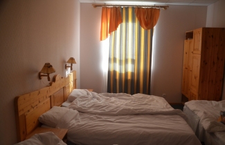Lõokese hotelli kahene tuba, 57 eurot öö.