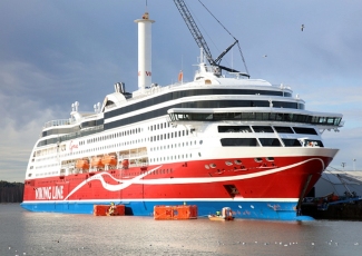 Viking Grace purjemastiga.