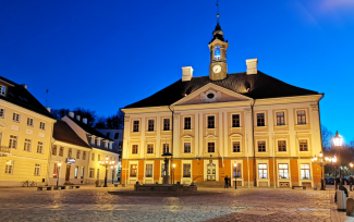 Tartu Raekoja plats ja "Suudlevad tudengid". Paremale kaadrist välja jääb hotell "Draakon". 